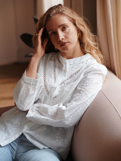 Blouse blanche avec broderies Taille M/L Défectueuse