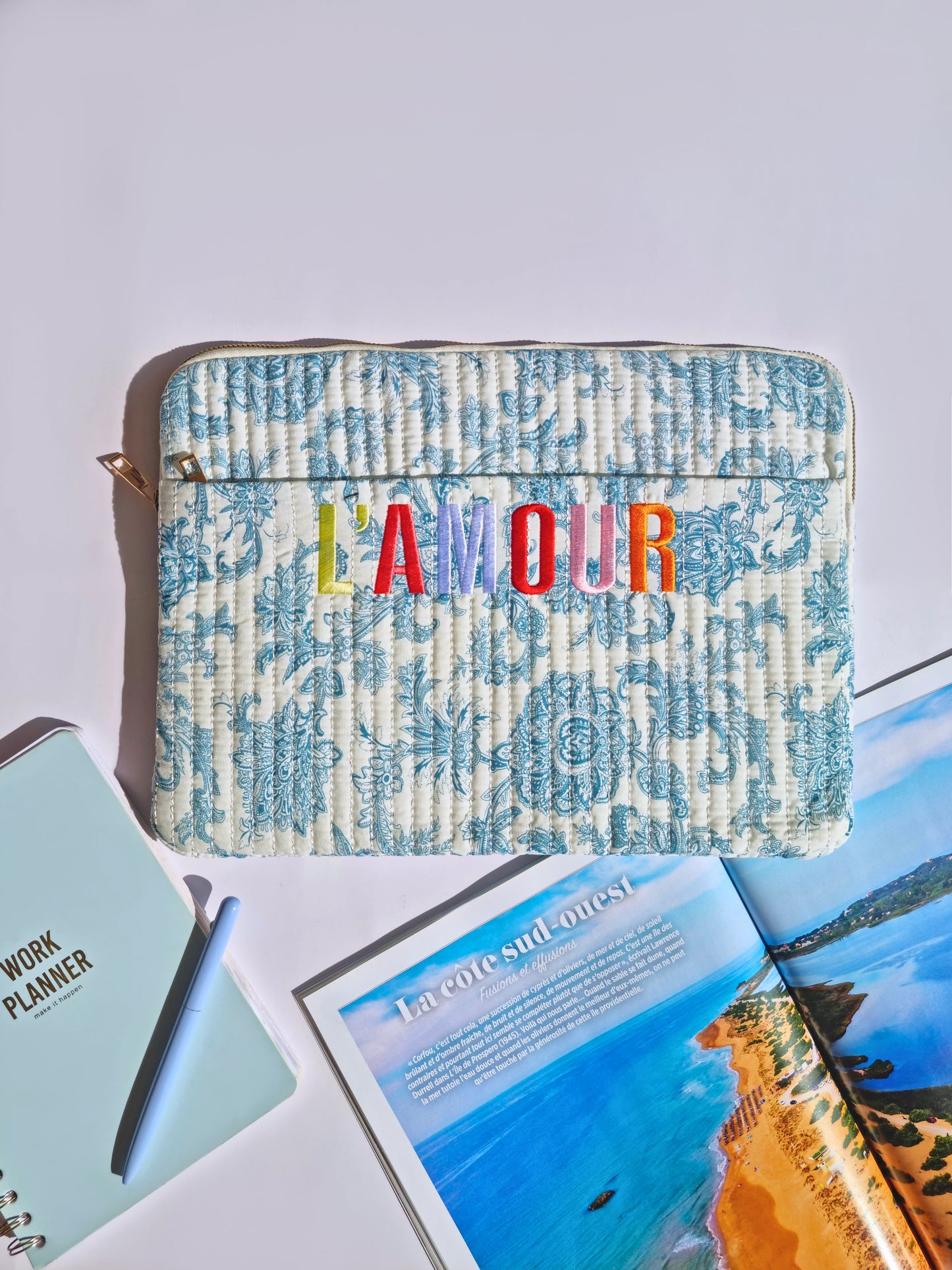 Housse pour ordinateur L’AMOUR – Bleue & Blanche