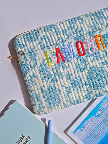 Housse pour ordinateur L’AMOUR – Bleue & Blanche