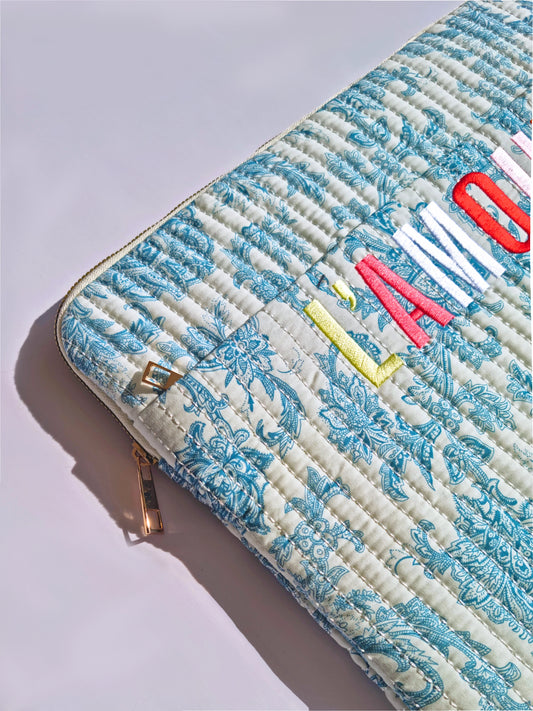 Housse pour ordinateur L’AMOUR – Bleue & Blanche