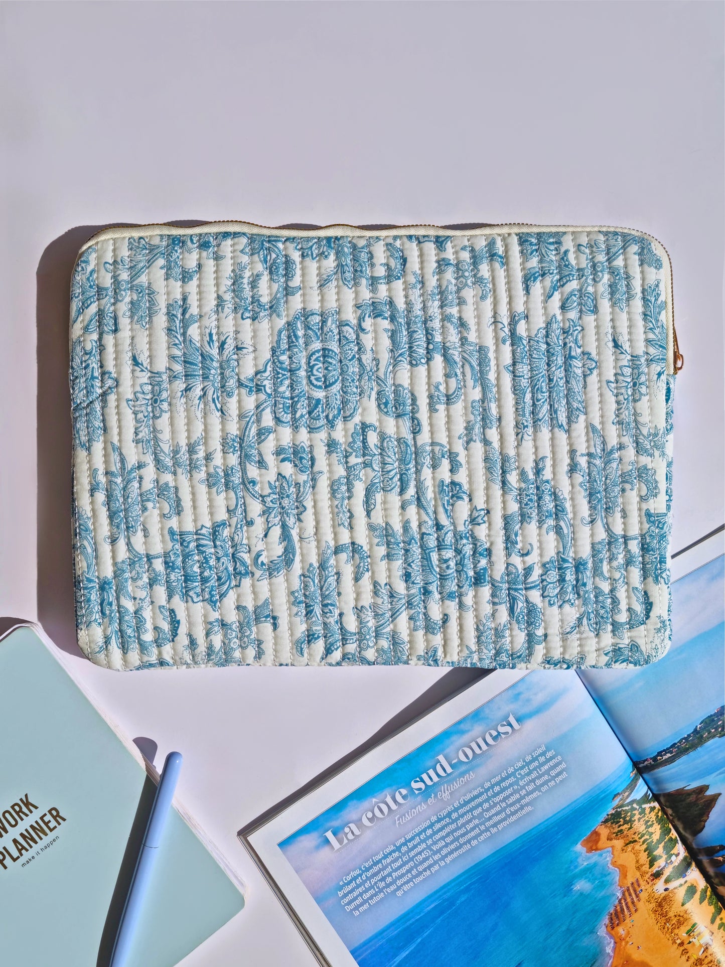 Housse pour ordinateur L’AMOUR – Bleue & Blanche