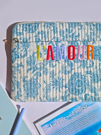 Housse pour ordinateur L’AMOUR – Bleue & Blanche