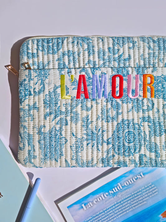 Housse pour ordinateur L’AMOUR – Bleue & Blanche
