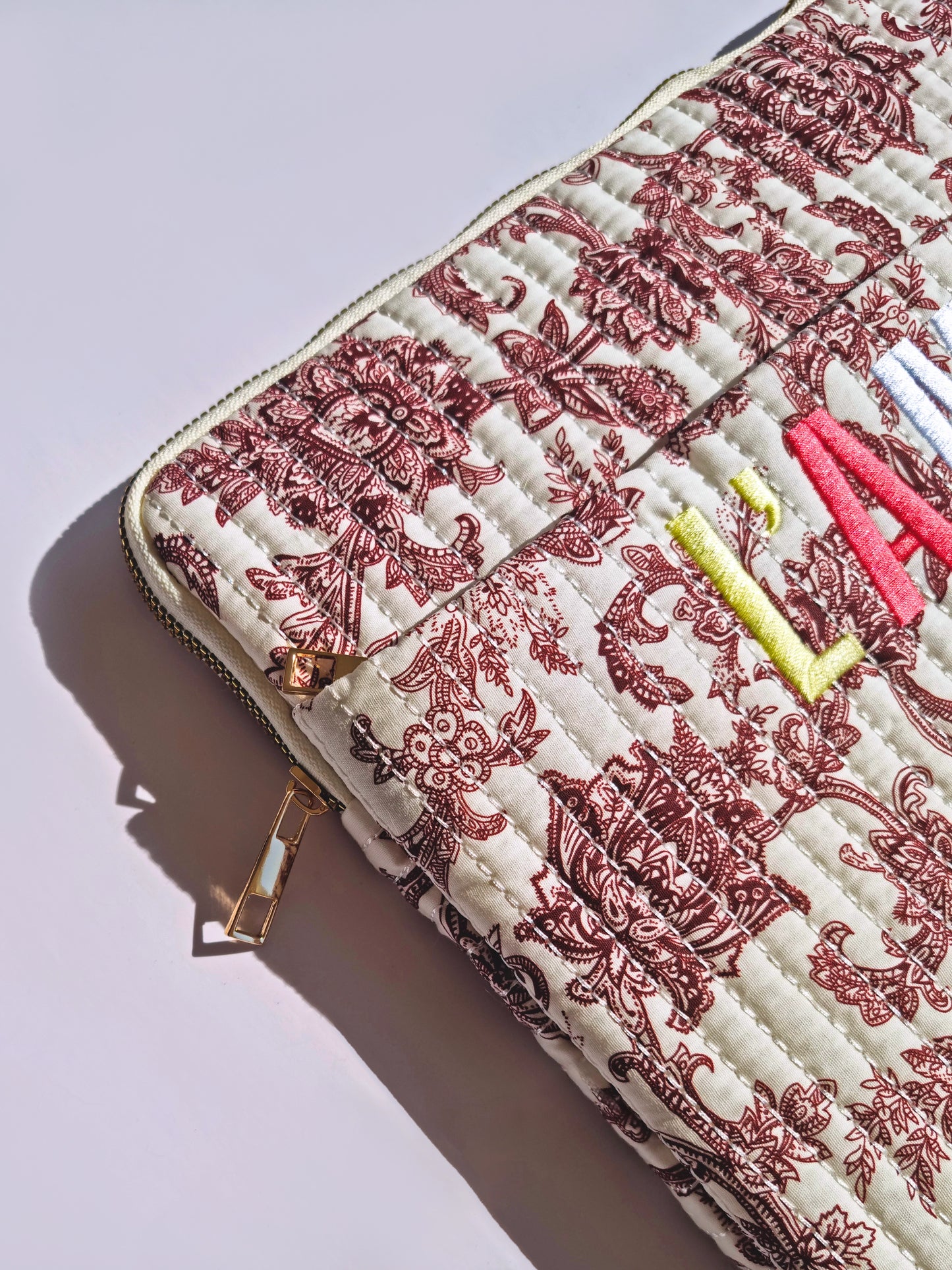 Housse pour ordinateur L’AMOUR – Bordeaux & Blanche