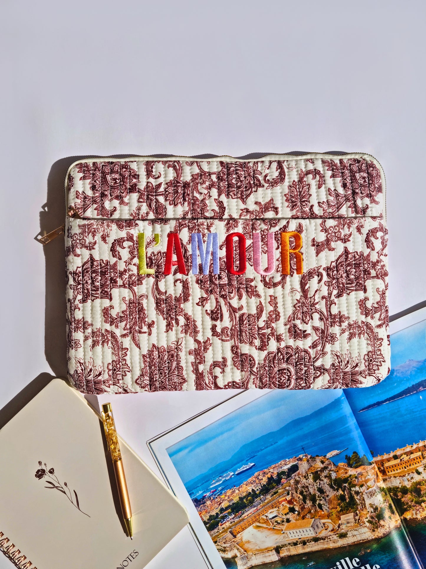 Housse pour ordinateur L’AMOUR – Bordeaux & Blanche