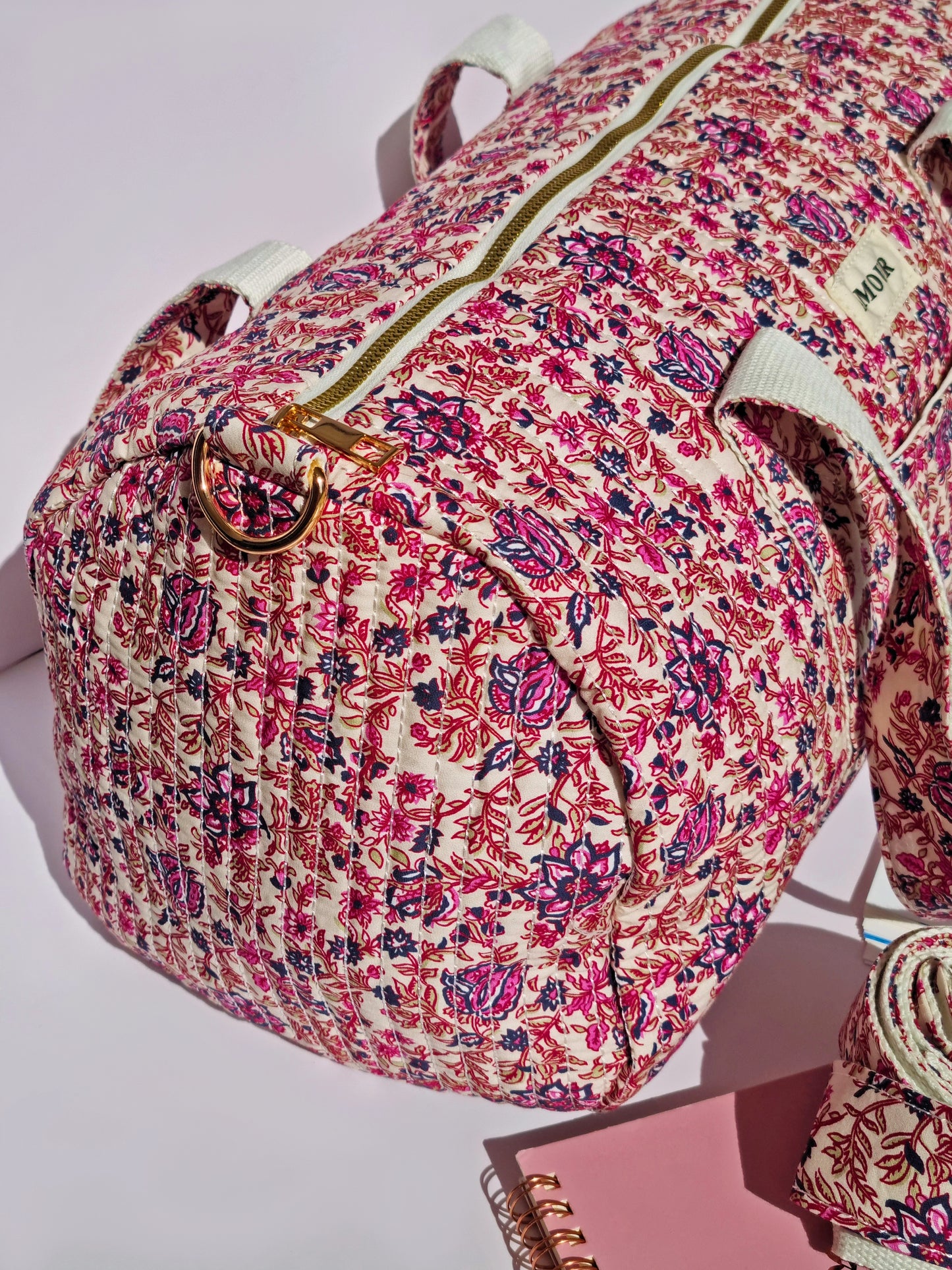Sac de sport matelassé L’AMOUR – Fleuri rose