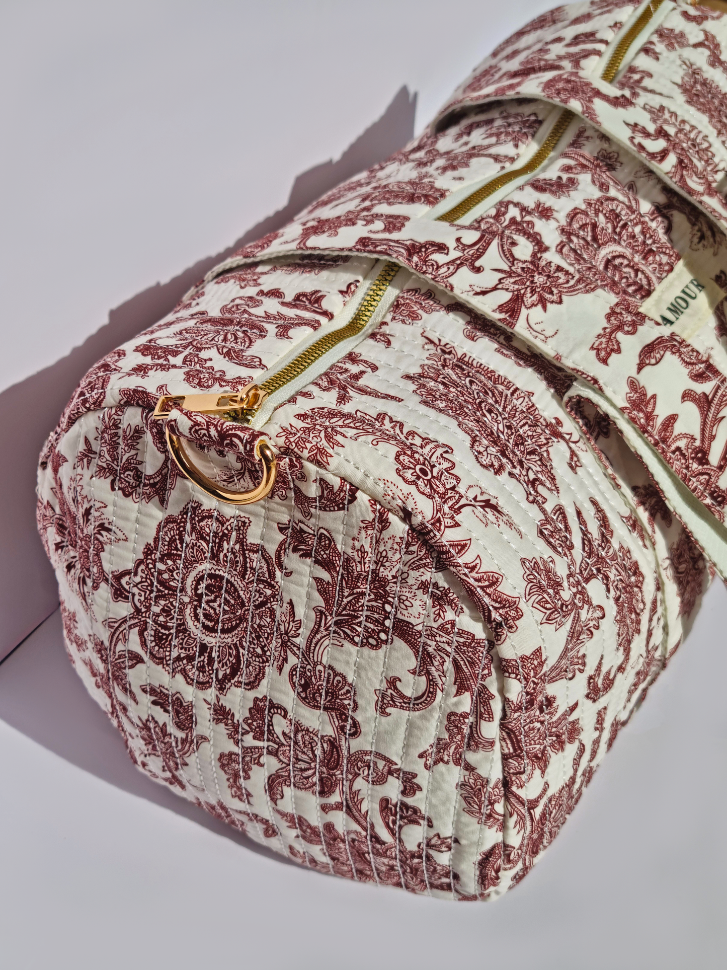 Sac de sport matelassé L’AMOUR – Bordeaux & Blanc